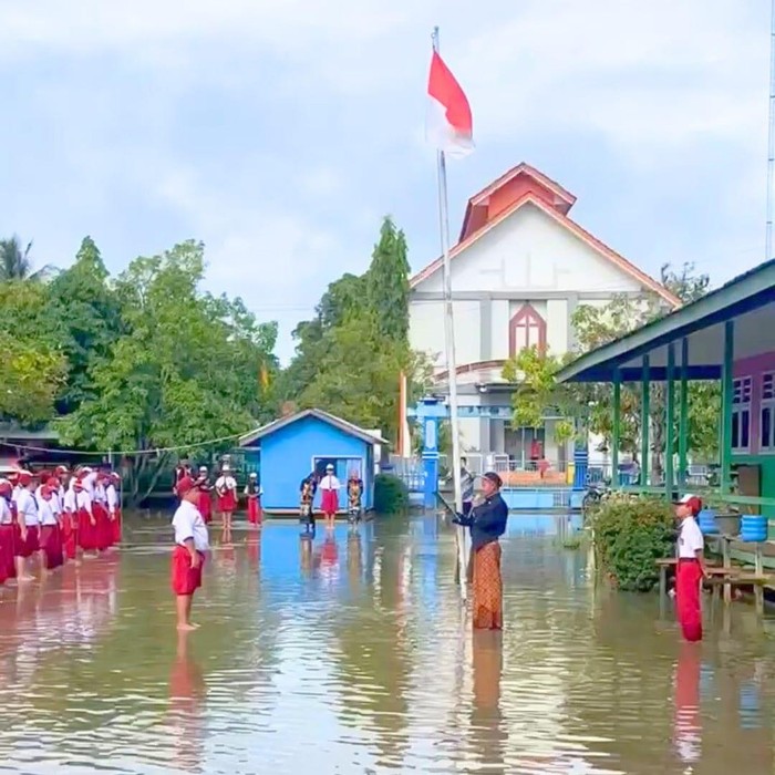 Upacara di Tengah Genangan Air