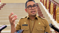 Wawancara Pejabat di Tangga Gedung Pemerintah Mentarang Hulu